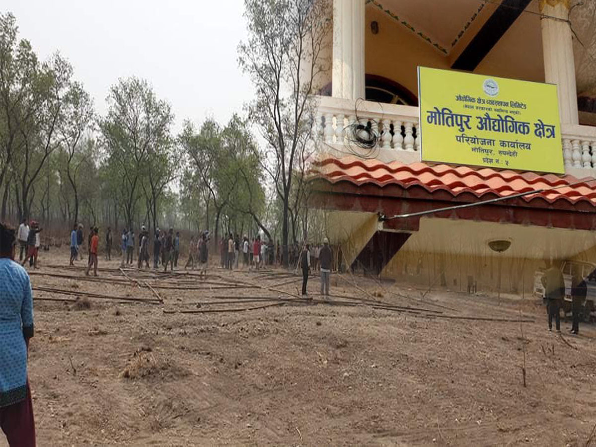 प्रस्तावित औद्योगिक क्षेत्रमा शिलान्यासका लागि सजाइएको मञ्च स्थानीयले भत्काए 